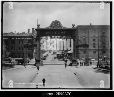 Willkommen im Union Depot, Denver, Colorado, c1908. Schilder mit der Werbung „Sehen Denver“-Touren auf der linken Seite, Gebäude der Struby-Estabrook Mercantile Company auf der rechten Seite. Stockfoto