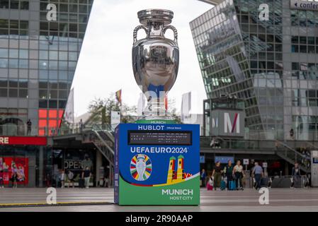 München, Deutschland. 23. Juni 2023. Ein übergroßer Becher mit der Aufschrift „UEFA EURO 2024“ steht im Außenbereich des Münchner Flughafens. Die UEFA EURO 2024 wird am 14. Juni 2024 in München eröffnet und endet am 14. Juli 2024 in Berlin. Kredit: Peter Kneffel/dpa/Alamy Live News Stockfoto