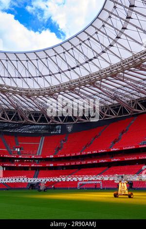 Blick auf das Spielfeld mit Rasenpflegeausrüstung in der San Mames Arena, dem offiziellen Heimstadion des FC Athletic Bilbao, Spanien Stockfoto