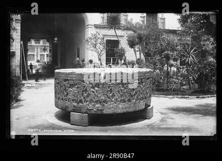 Opferstein, zwischen 1880 und 1897. Sie zeigt den Stein von Tizoc, als er sich im ehemaligen Nationalmuseum im Innenhof des Nordflügels des Nationalpalasts befand. Stockfoto