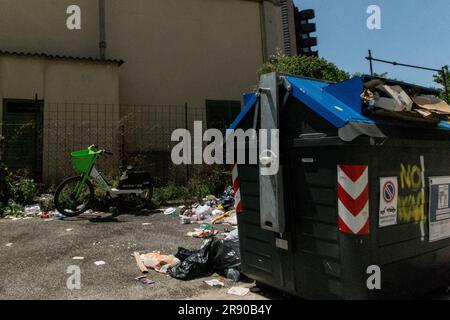 Rom, Italien, Italien. 23. Juni 2023. Rom getrennte Sammlung von Mülleimern, voller Müll, in der Nähe des Verwaltungsgebäudes von Latium. (Kreditbild: © Andrea Ronchini/Pacific Press via ZUMA Press Wire) NUR REDAKTIONELLE VERWENDUNG! Nicht für den kommerziellen GEBRAUCH! Stockfoto