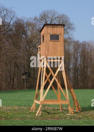 Jagdstand am Waldrand, hoher Sitz Stockfoto