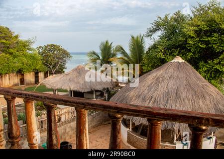 Wunderschöner Blick auf den Indischen Ozean und den Strand vom Balkon mit Hängematte, Blick über die Hütten, perfekte Art, den Tag zu beginnen Stockfoto