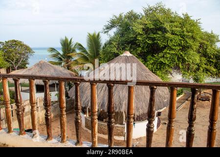Wunderschöner Blick auf den Indischen Ozean und den Strand vom Balkon mit Hängematte, Blick über die Hütten, perfekte Art, den Tag zu beginnen Stockfoto
