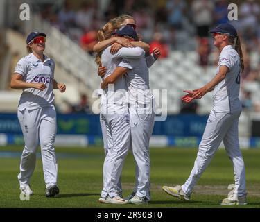 Sophie Ecclestone of England feiert, dass Australien beim Spiel der Metro Bank Women's Ashes 2023 am 6./23. Juni 2023 in Nottingham, Großbritannien, beim Spiel „Day 2 England vs Australia“ auf der Trent Bridge, Nottingham, 23. Juni 2023 (Foto von Gareth Evans/News Images) in Nottingham, Großbritannien, voll zur Geltung kommt. (Foto: Gareth Evans/News Images/Sipa USA) Stockfoto