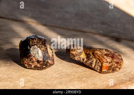 Natürlicher, unpolierter, brauner Marmorstein zeigt erdige Farbtöne mit unverwechselbarer Ader, die ein robustes und organisches Erscheinungsbild bieten. Stockfoto