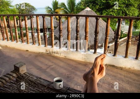 Wunderschöner Blick auf den Indischen Ozean und den Strand vom Balkon mit Hängematte, Blick über die Hütten, perfekte Art, den Tag zu beginnen Stockfoto