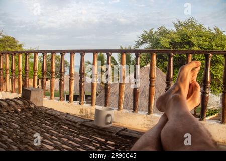 Wunderschöner Blick auf den Indischen Ozean und den Strand vom Balkon mit Hängematte, Blick über die Hütten, perfekte Art, den Tag zu beginnen Stockfoto
