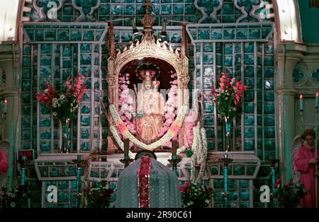 Altar, Basilika der Muttergottes der guten Gesundheit in Velankanni Velanganni an den Ufern der Bucht von Bengal, Tamil Nadu, Südindien, Indien, Asien. Stockfoto