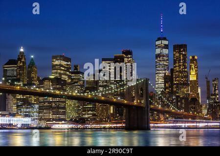 New York, USA - 10. Mai 2023: Skyline von New York City von Manhattan mit Brooklyn Bridge und World Trade Center Skyscraper bei Nacht in New York, USA. Stockfoto