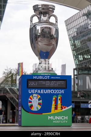 München, Deutschland. 23. Juni 2023. Ein übergroßer Becher mit der Aufschrift „UEFA EURO 2024“ steht im Außenbereich des Münchner Flughafens. Die UEFA EURO 2024 wird am 14. Juni 2024 in München eröffnet und endet am 14. Juli 2024 in Berlin. Kredit: Peter Kneffel/dpa/Alamy Live News Stockfoto