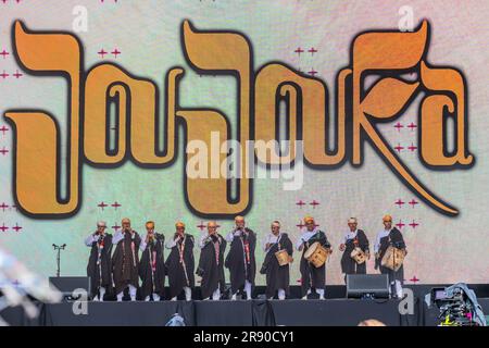 Glastonbury, Großbritannien. 23. Juni 2023. JouJouka spielt die Pyramide - Freitag beim Glastonbury Festival 2023, Worthy Farm, Glastonbury. Kredit: Guy Bell/Alamy Live News Stockfoto