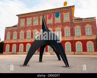 Matisse-Museum (Musée Matisse de Nice) im Jardin des Arènes de Cimiez. Vor dem Museum eine Skulptur von Alexander Calder - Stabile-mobile Stockfoto