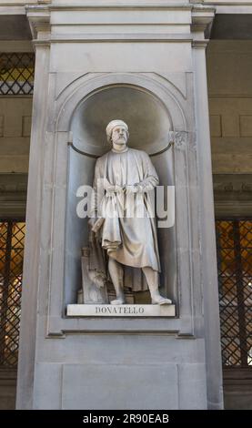 Florenz, Italien - 20. November 2022: Donatello, Statue in den Nischen der Uffizien-Kolonnade in Florenz Stockfoto