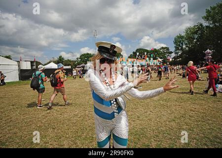 Eine Person, die beim Glastonbury Festival auf der Worthy Farm in Somerset tanzt. Foto: Freitag, 23. Juni 2023. Stockfoto