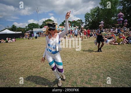 Eine Person, die beim Glastonbury Festival auf der Worthy Farm in Somerset tanzt. Foto: Freitag, 23. Juni 2023. Stockfoto