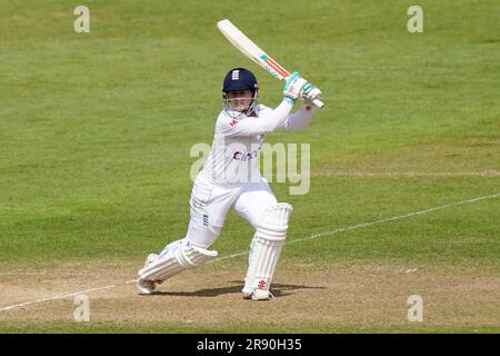 Englands Tammy Beaumont schlägt am zweiten Tag des ersten Frauen-Ashes-Testspiels auf der Trent Bridge, Nottingham. Foto: Freitag, 23. Juni 2023. Stockfoto