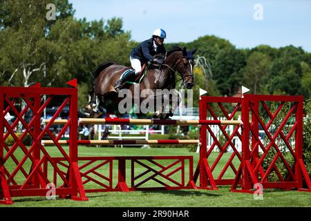 Hassocks, Vereinigtes Königreich, 23. Juni 2023. Das Al-Shira'aa-Hickstead-Derby-Treffen. Brazils Carlos Eduardo Mota Ribas in Aktion auf Trix Credit: Rhianna Chadwick/Alamy Live News Stockfoto