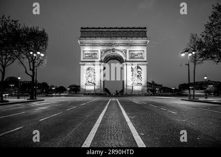 Arc de Triomphe de l Etoile auf dem Gipfel der Champs-Elysees bei Nacht, Paris, Frankreich. Schwarzweißbild. Stockfoto