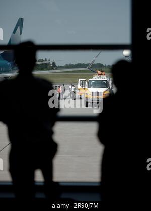 WestJet-Flugzeuge auf der Servicerampe am Calgary Airport in Alberta, Kanada. Stockfoto