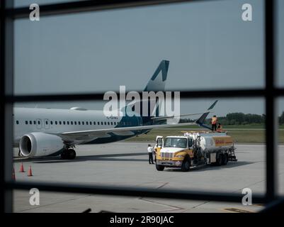 WestJet-Flugzeuge auf der Servicerampe am Calgary Airport in Alberta, Kanada. Stockfoto