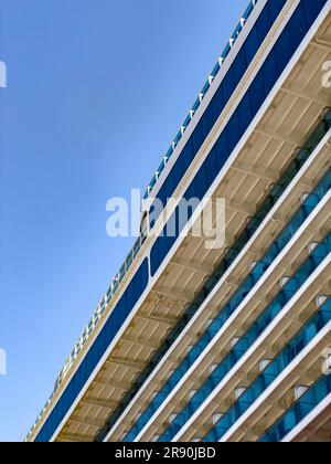 Istanbul, Türkei - 09/15/2022; Oberdeck des Kreuzfahrtschiffs „Regal Princess“. Fahrgastschiffkonzept: Vom Hafen aus auf ein Hochseeschiff schauen Stockfoto