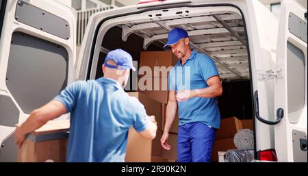 Lkw-Umzugswagen Laden Van Kisten Und Umzug Haus Stockfoto