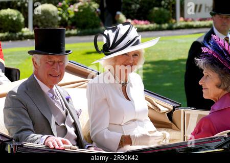 König Karl III., Königin Camilla und die Herzogin von Devonshire kommen mit der Kutsche am 4. Tag des Royal Ascot auf der Rennbahn Ascot in Berkshire an. Foto: Freitag, 23. Juni 2023. Stockfoto
