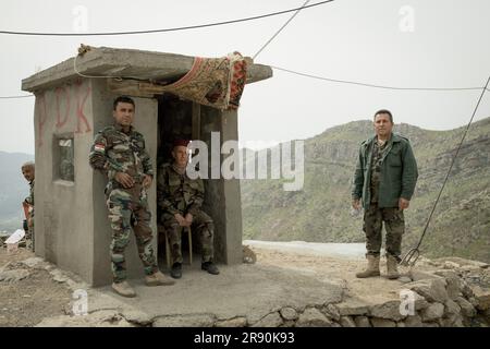 Gabriel Gauffre / Le Pictorium - Bashur - 22/3/2021 - Irak / Iraqi Kurdistan / Erbil - Peshmerga (irakische Kurdistan Armee) Checkpoint. Aus der Asche der amerikanischen Invasion im Irak von 2003 und dem Sturz des Regimes von Saddam Hussein gelang es den Kurden im Irak, eine Form relativer Unabhängigkeit zu bekämpfen. Der Irak Kurdistan im Norden des Landes ist technisch immer noch Teil des Irak und genießt ein höheres Maß an Unabhängigkeit. Für die Kurden ist es Bas?r (Bahsur), die südliche Provinz der 4 Jahre, die eines Tages ihr eigenes Land, Kurdistan, zusammenstellt. Bashur ist ein Gebiet, das alles hat Stockfoto