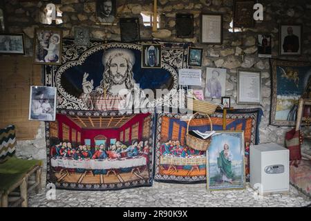 Gabriel Gauffre / Le Pictorium - Bashur - 26/3/2021 - Irak / irakische Kurdistan / Erbil - Eine christliche Kirche in Alqosh. Aus der Asche der amerikanischen Invasion im Irak von 2003 und dem Sturz des Regimes von Saddam Hussein gelang es den Kurden im Irak, eine Form relativer Unabhängigkeit zu bekämpfen. Der Irak Kurdistan im Norden des Landes ist technisch immer noch Teil des Irak und genießt ein höheres Maß an Unabhängigkeit. Für die Kurden ist es Bas?r (Bahsur), die südliche Provinz der 4 Jahre, die eines Tages ihr eigenes Land, Kurdistan, zusammenstellt. Bashur ist ein Gebiet, das alle Voraussetzungen eines Landes hat. Stockfoto