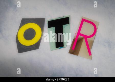 Die Abkürzung „OTR“ verwendet ausgeschnittene Papierbriefe in der Ransom Note-Effekt-Typografie, USA Stockfoto