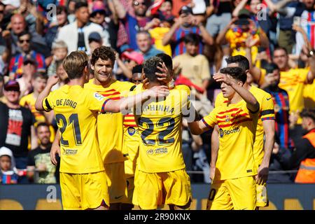 BARCELONA – APR 23: Barcelona-Spieler feiern im Spotify Camp Nou Sta beim LaLiga-Spiel zwischen dem FC Barcelona und Atletico de Madrid ein Tor Stockfoto