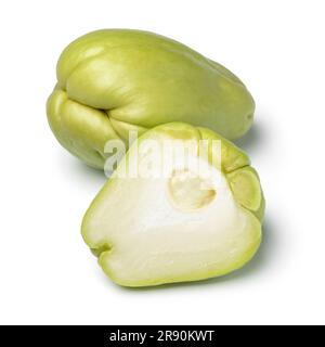 Ganze und halbierte frische Chayote isoliert auf weißem Hintergrund Nahaufnahme Stockfoto