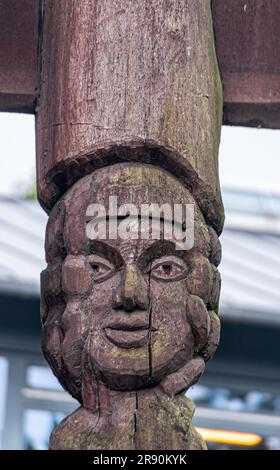 Kopenhagen, Dänemark - 14. September 2010: Christiania freetown. Nahaufnahme einer riesigen weiblichen Gesichtsszene mit brauner Holzskulptur in dicker Säule. Stockfoto