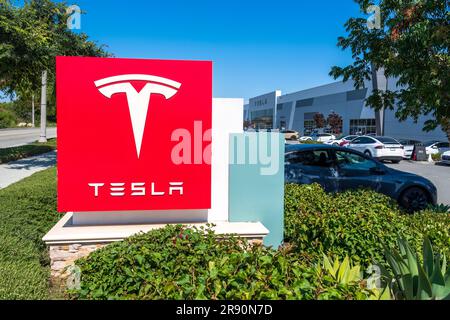 Berggebiet, Kalifornien, USA – Juni 19 2023: TESLA Liefer- und Servicezentren unterstützen von Tesla entwickelte und gefertigte Elektrofahrzeuge. Stockfoto