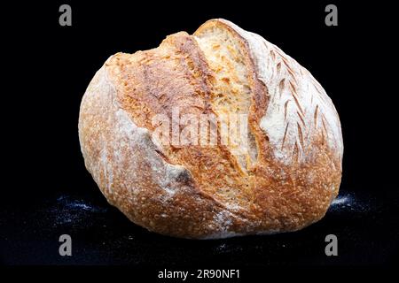 Schwarzes Roggenbrot mit knuspriger Kruste und schwammender Konsistenz. Frisch gebackenes hausgemachtes Brot. Vermont. Diät. Auf Sauerteig. Foto in hoher Qualität. Stockfoto