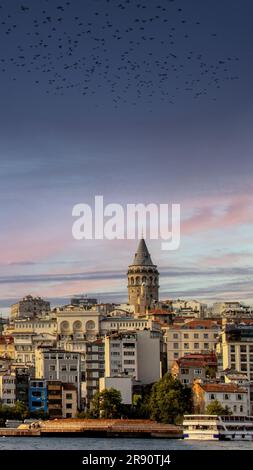 Stadtbild mit Galataturm über dem Goldenen Horn in Istanbul, Türkei. Platz für Text, Stockfoto