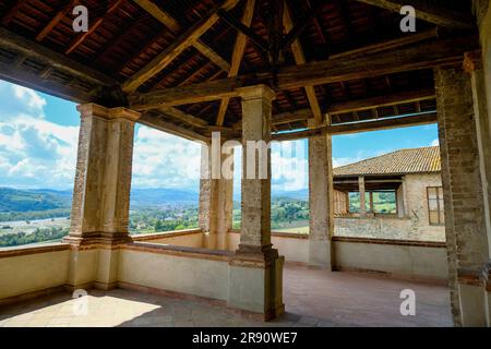 Terrassenblick vom Castello Torrechiara in Langhirano, Emilia-Romagna, Italien, über die Decke und Säulen Stockfoto