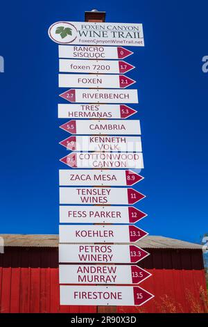 Weingut-Schild am Foxen Canyon Wine Trail, Santa Barbara County, Kalifornien, USA Stockfoto