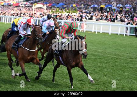 23. Juni 2023; Ascot Racecourse, Berkshire, England: Royal Ascot Horse Racing, Tag 4; Race 3; The Duke of Edinburgh Stakes, Okita Soushi geritten von R L Moore trainiert von J P O'Brien gewinnt das dritte Rennen Credit: Action Plus Sports Images/Alamy Live News Stockfoto