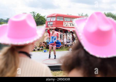 Somerset, Großbritannien. 23. Juni 2023 Atmosphäre beim Glastonbury Festival auf Worthy Farm in Somerset. Foto: Freitag, 23. Juni 2023. Das Foto sollte lauten: Matt Crossick/Empics/Alamy Live News Stockfoto