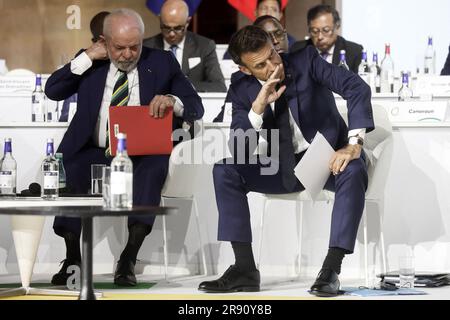 Paris, Frankreich. 23. Juni 2023. Der französische Präsident Emmanuel Macron und der brasilianische Präsident Luiz Inacio Lula Da Silva während der Abschlusssitzung des Gipfels zum Neuen Globalen Finanzpakt am 23. Juni 2023 in Paris, Frankreich. Foto: Stephane Lemouton/Pool/ABACAPRESS.COM Kredit: Abaca Press/Alamy Live News Stockfoto