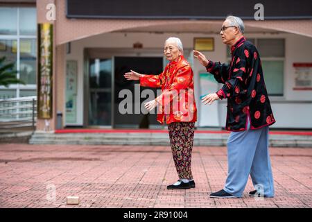 (230623) -- CHANGSHA, 23. Juni 2023 (Xinhua) -- Seniorenbewohner praktizieren Taichi in einem Sozialzentrum in Hanshou County der Stadt Changde, zentralchinesische Provinz Hunan, 20. Juni 2023. Die Stadt Changde hat ihre Anstrengungen zur Entwicklung eines Altenpflegesystems verstärkt, das hauptsächlich aus häuslichen, gemeinnützigen, institutionellen und medizinischen Betreuungseinrichtungen besteht. (Xinhua/Chen Sihan) Stockfoto