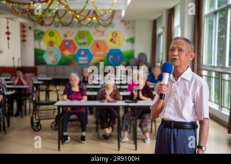 (230623) -- CHANGSHA, 23. Juni 2023 (Xinhua) -- Ein Seniorin singt in einem Sozialzentrum in Hanshou County der Stadt Changde, zentral Chinas Provinz Hunan, 20. Juni 2023. Die Stadt Changde hat ihre Anstrengungen zur Entwicklung eines Altenpflegesystems verstärkt, das hauptsächlich aus häuslichen, gemeinnützigen, institutionellen und medizinischen Betreuungseinrichtungen besteht. (Xinhua/Chen Sihan) Stockfoto