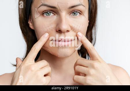 Frauengesicht mit Kinesio-Bändern für die Nahaufnahme des Gesichts. Schönheit, Lifting, Hautpflege. Stockfoto