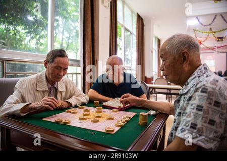 (230623) -- CHANGSHA, 23. Juni 2023 (Xinhua) -- Senioren spielen Schach in einem Sozialzentrum in Hanshou County in Changde City, zentral Chinas Provinz Hunan, 20. Juni 2023. Die Stadt Changde hat ihre Anstrengungen zur Entwicklung eines Altenpflegesystems verstärkt, das hauptsächlich aus häuslichen, gemeinnützigen, institutionellen und medizinischen Betreuungseinrichtungen besteht. (Xinhua/Chen Sihan) Stockfoto