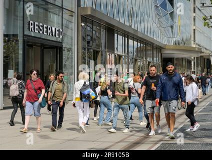 Menschen, Passanten, Einkaufsstraße Zeil, Frankfurt am Main, Hessen, Deutschland Stockfoto