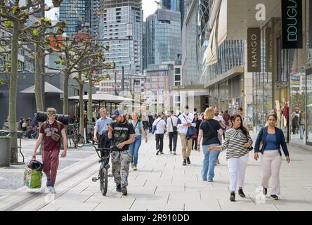 Menschen, Passanten, Einkaufsstraße Zeil, Frankfurt am Main, Hessen, Deutschland Stockfoto