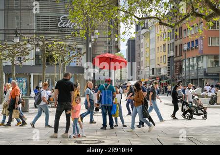 Menschen, Passanten, Einkaufsstraße Zeil, Frankfurt am Main, Hessen, Deutschland Stockfoto