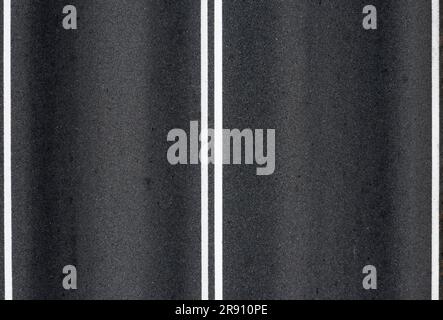Doppelte weiße Linien auf dem Hintergrund einer asphaltierten Straße. Blick von oben. Stockfoto
